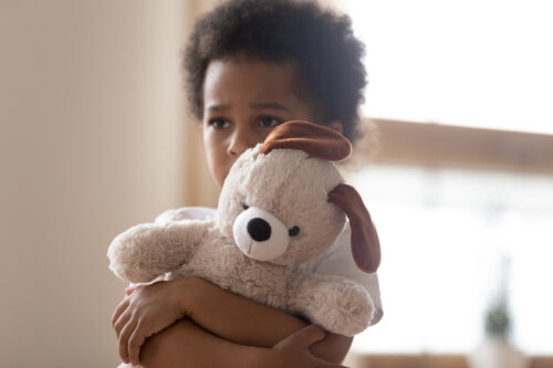 Niño con alta sensibilidad abrazando un peluche.