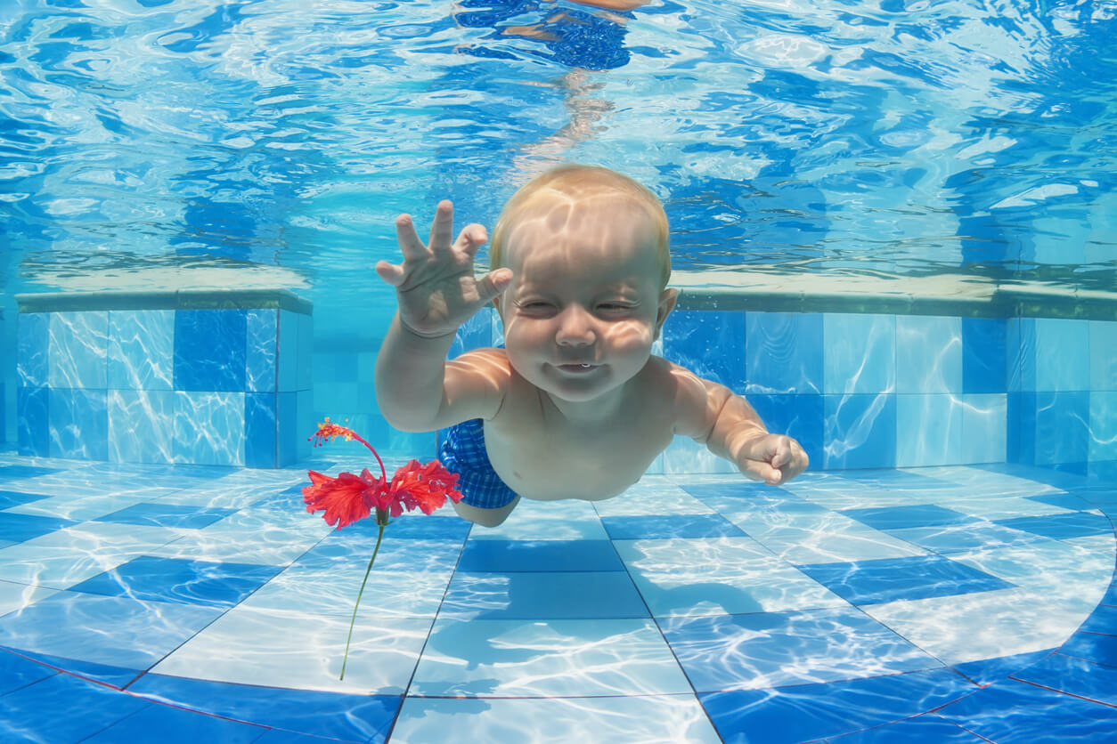 Bebé practicando natación, uno de los deportes adecuados según su edad.