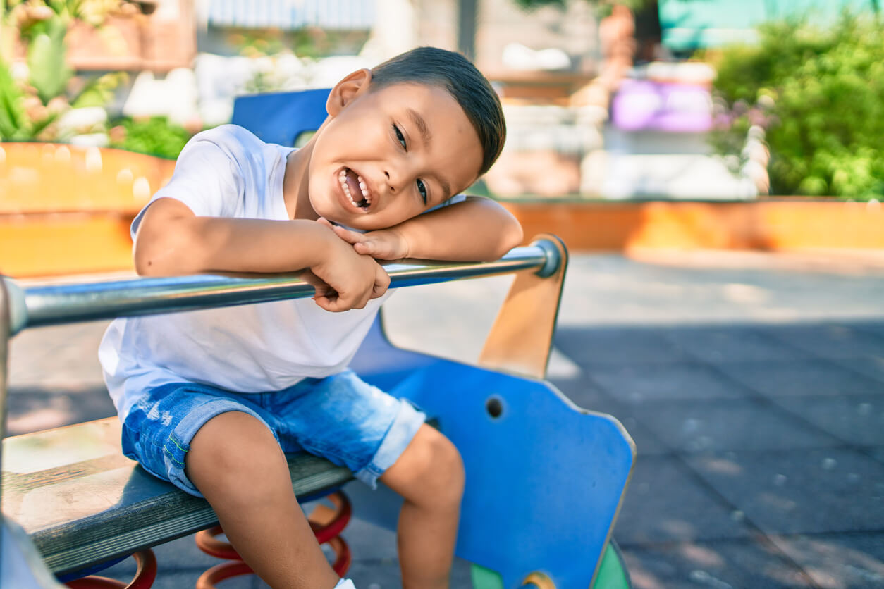 Enfant dans le parc avec trouble réactionnel de l'attachement.