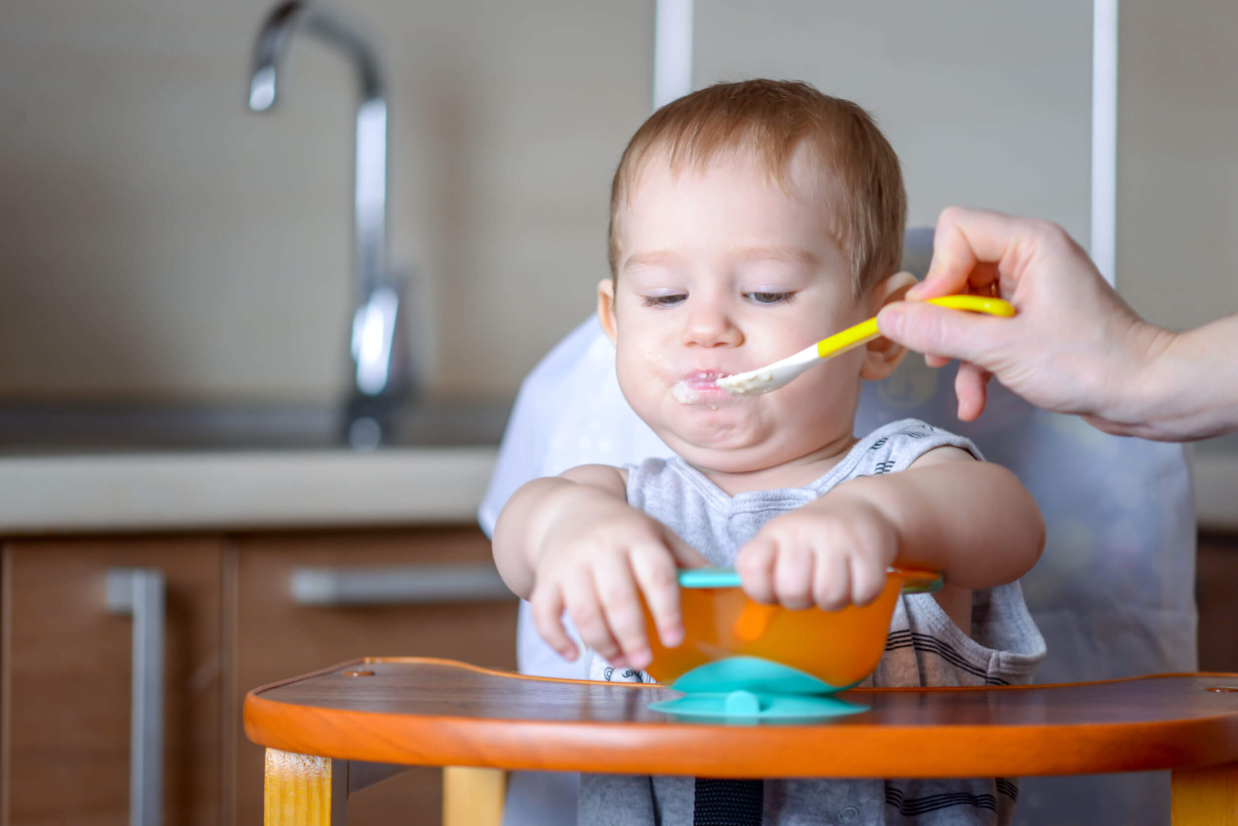Niño comiendo una papilla de cereales.