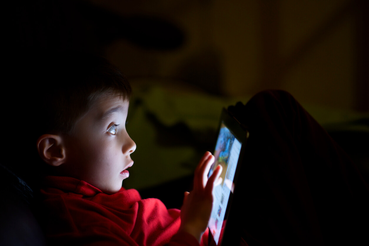Enfant utilisant une tablette sans contrôle parental.