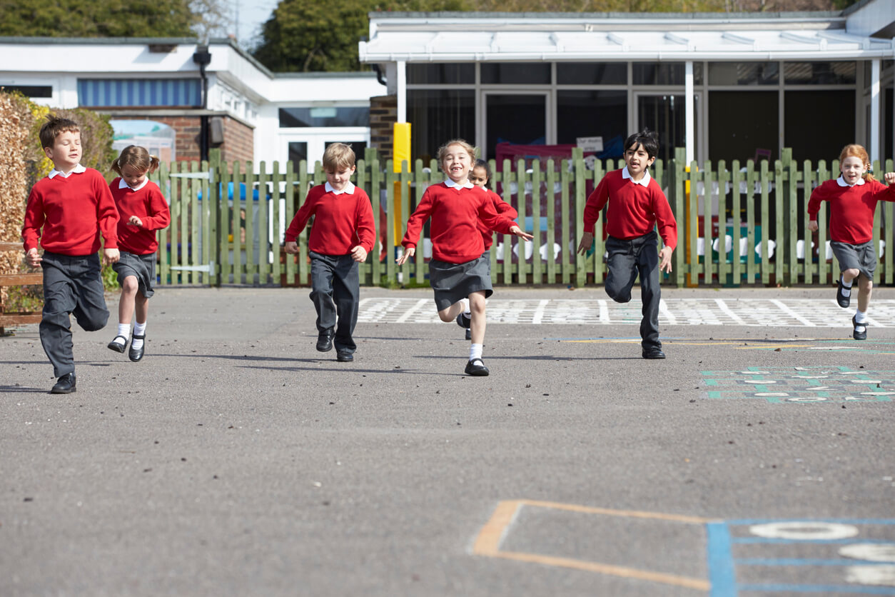 Niños corriendo en el recreo.