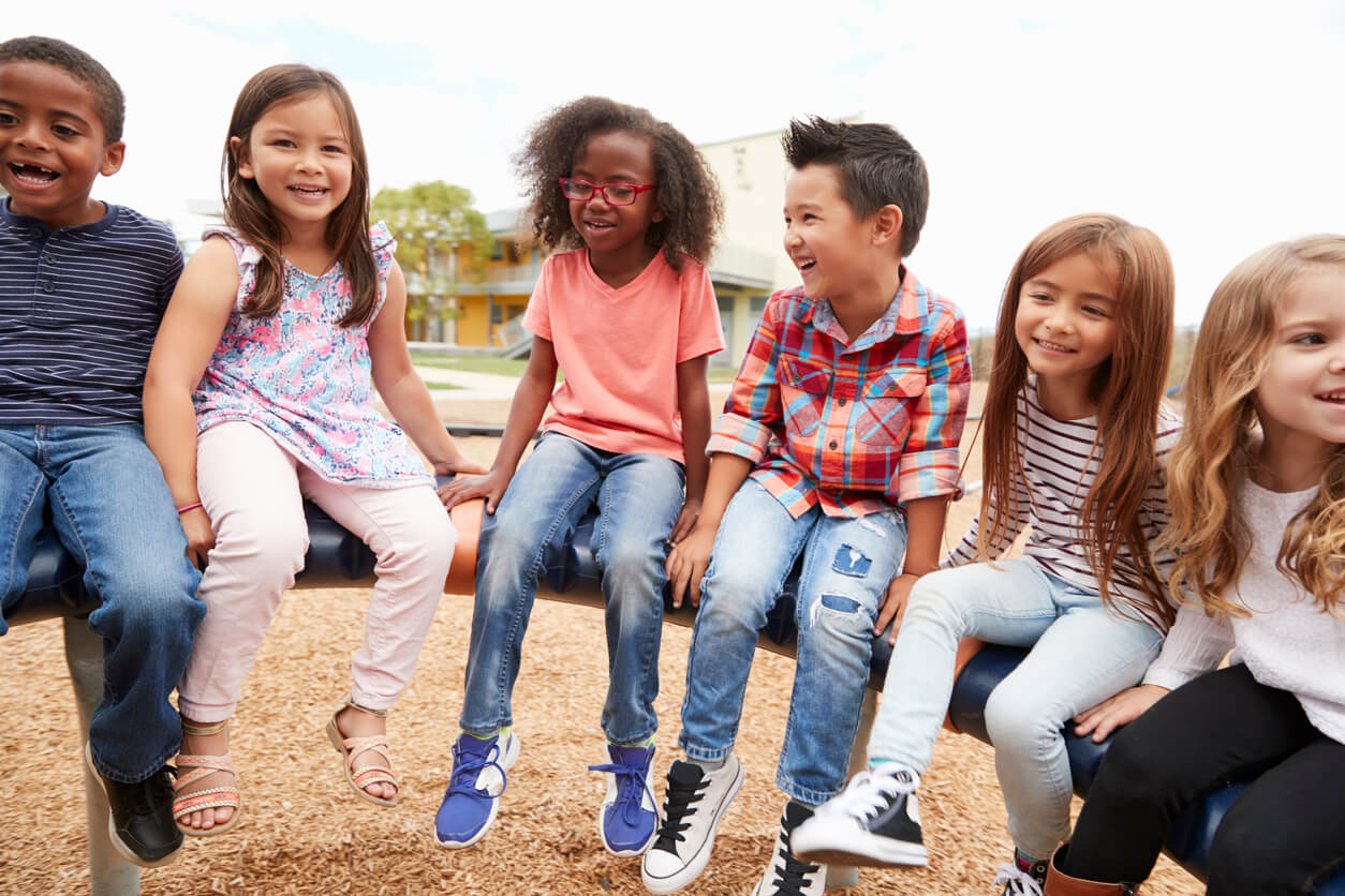 Niños felices durante el recreo escolar.