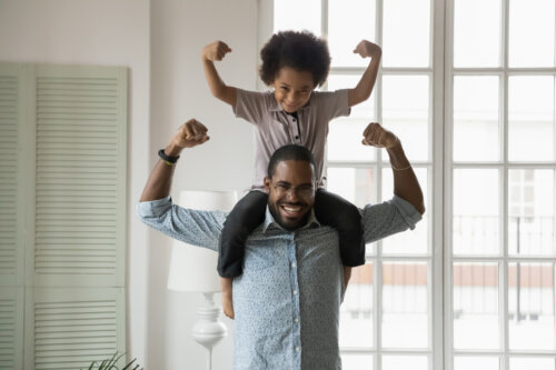 Padre e hijo con mucha positividad.