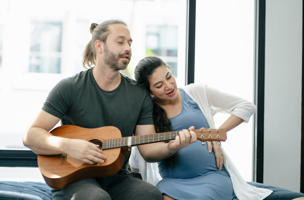 Les futurs parents chantent pour leur fils dans le ventre.