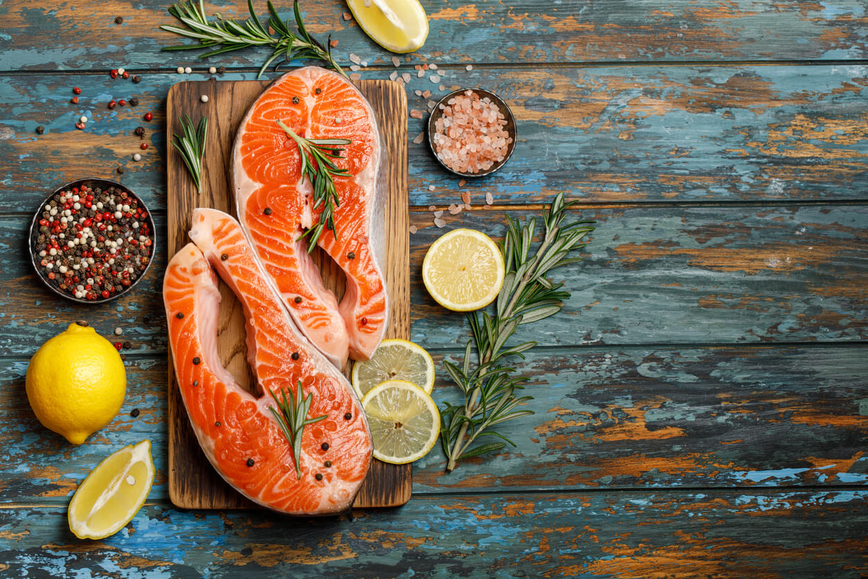 Salmone crudo.