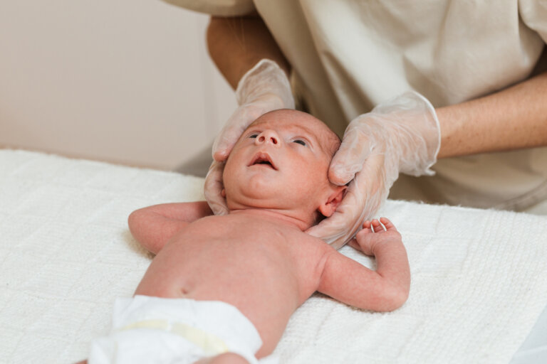 Cómo prevenir la deformidad de la cabeza del bebé