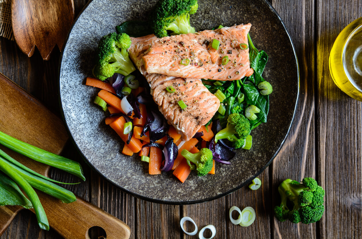 Plato de salmón con verduras.