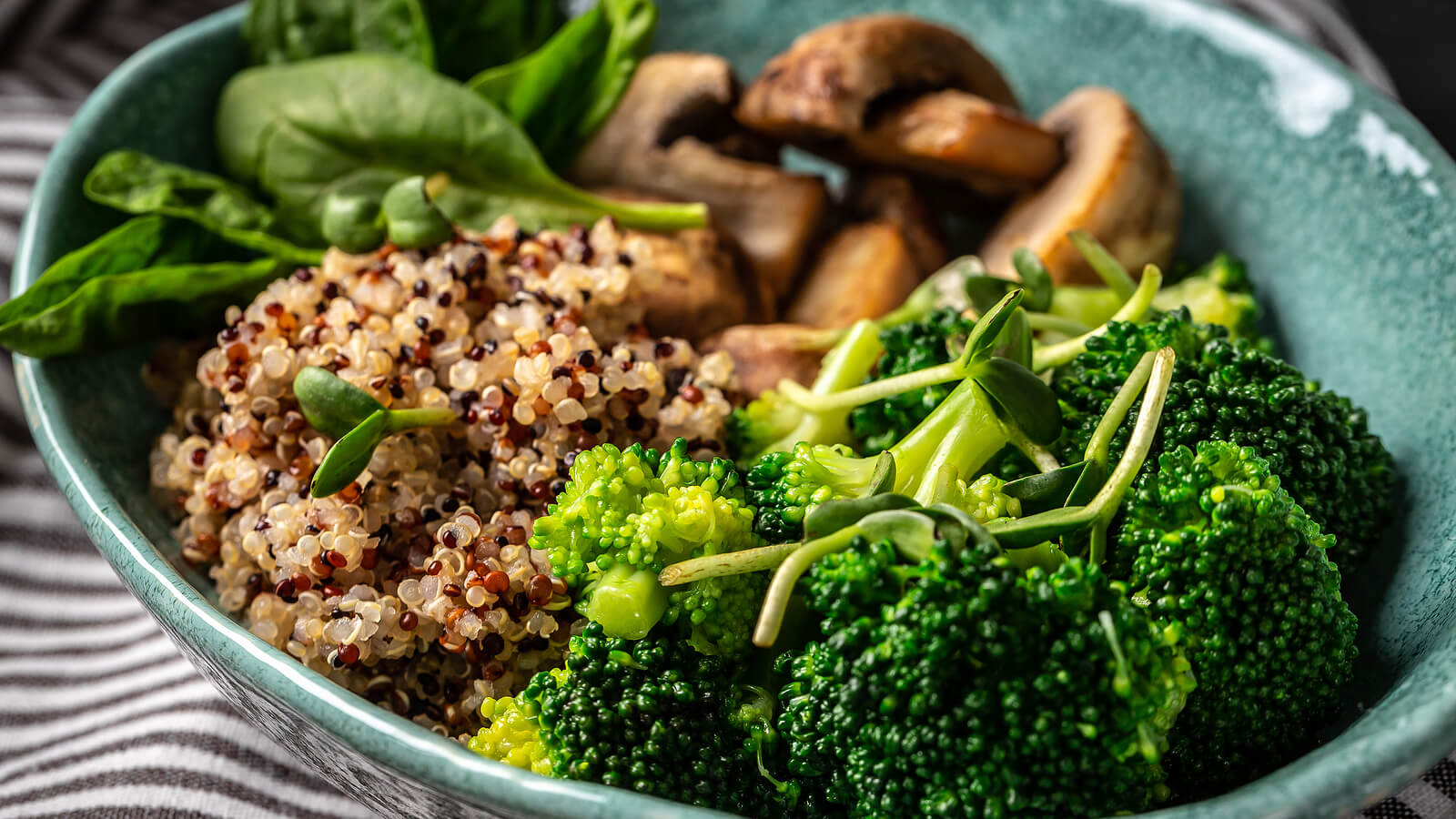Plato de verduras y quinoa.
