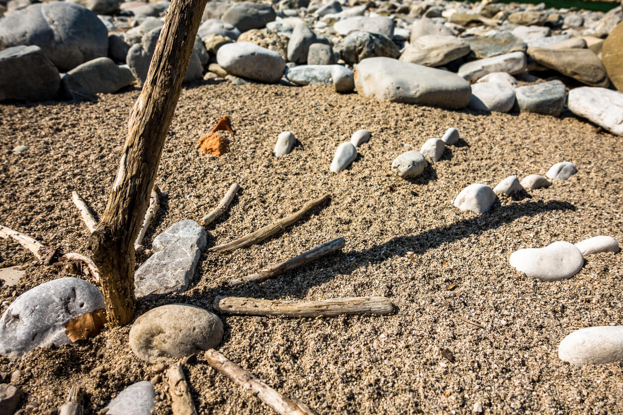 Cadran solaire sur la plage.