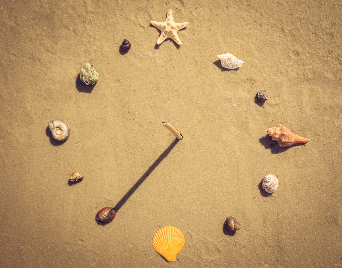 Cadran solaire maison dans le sable.