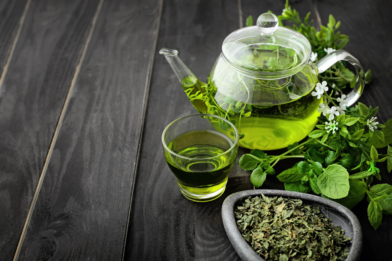 Infusión de té verde, una de las hierbas que debes evitar durante el embarazo.