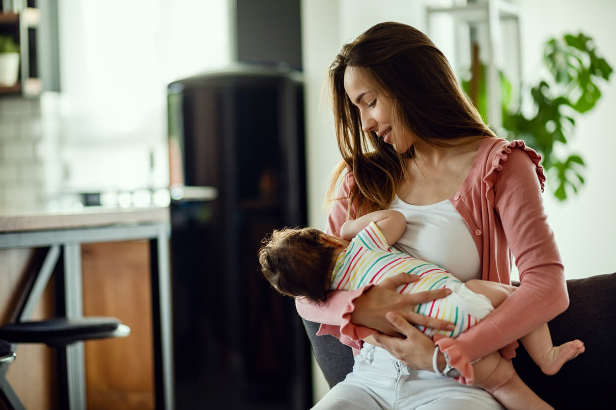 Mère allaitant son bébé.
