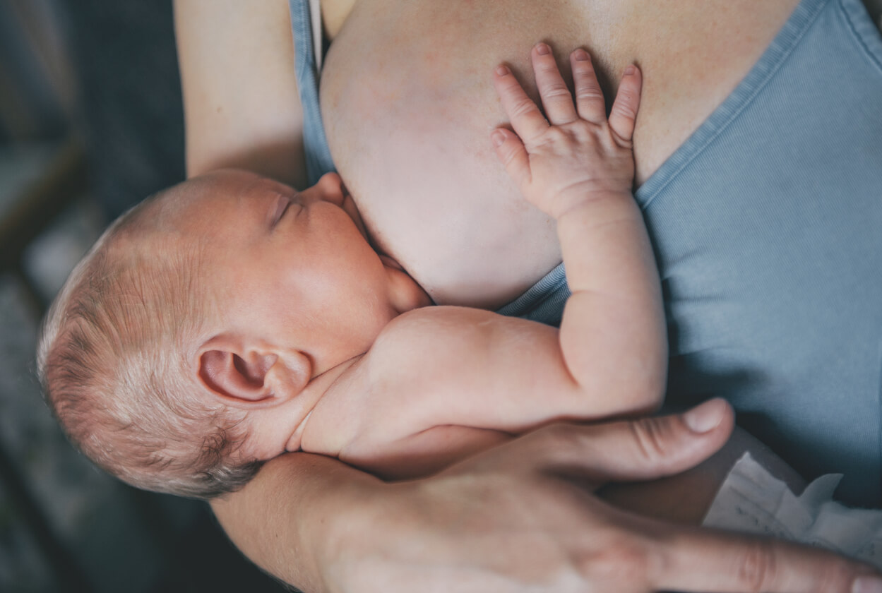L'allaitement améliore le développement du cerveau chez les bébés.