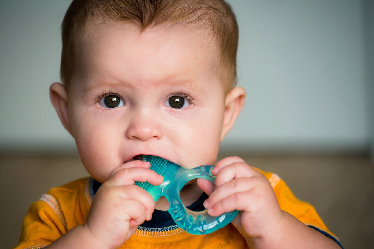 Bébé sans dents avec un anneau de dentition.