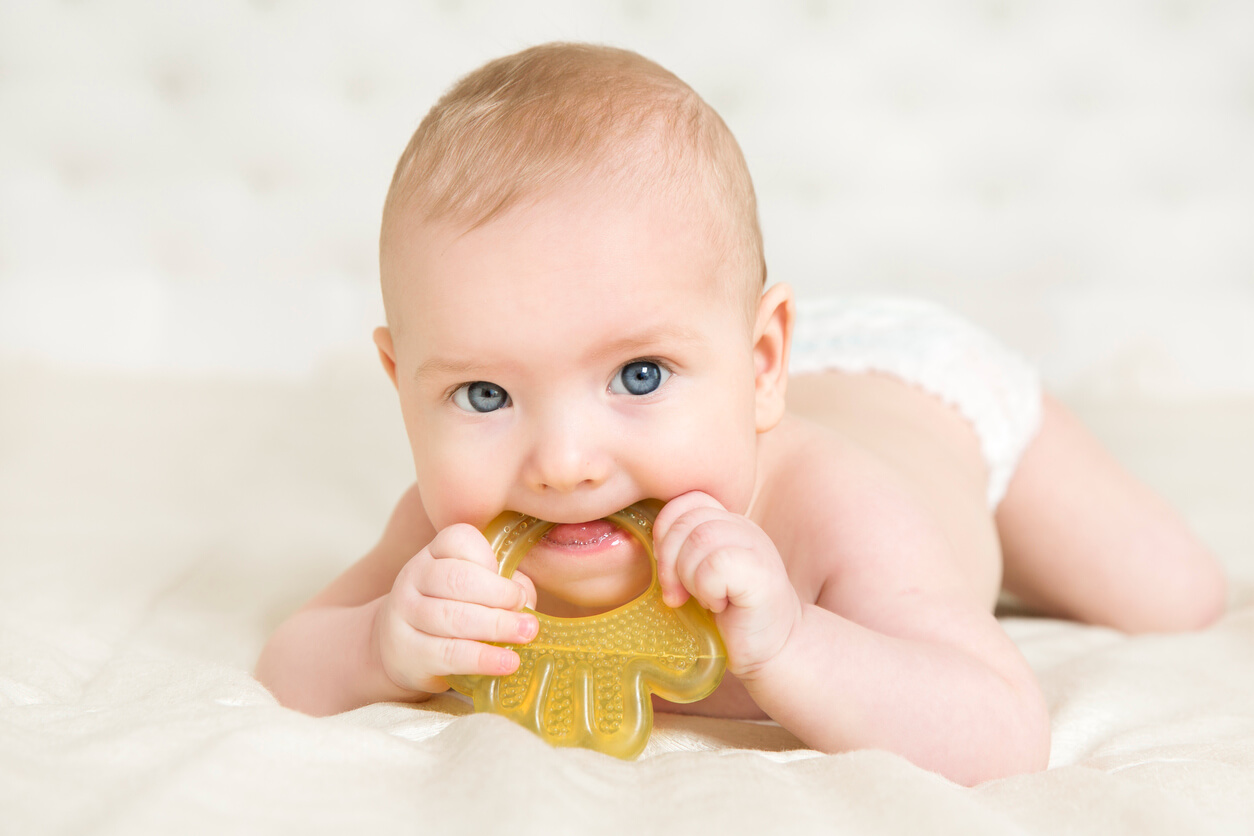 Un bébé avec un anneau de dentition. 