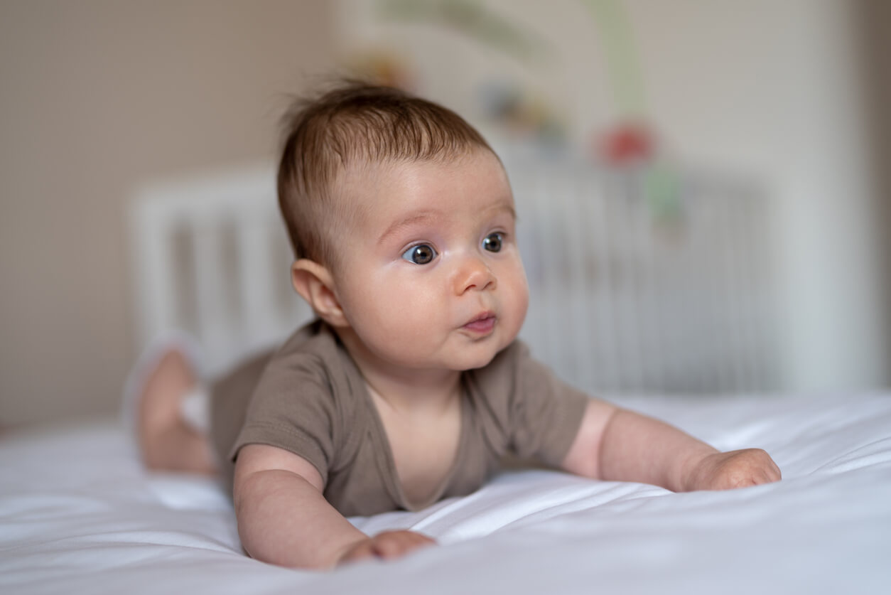 Bebé boca abajo.