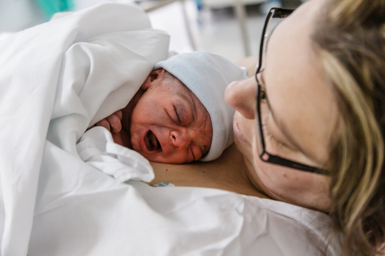Madre con su hijo recién nacido haciendo el piel con piel en una cesárea.