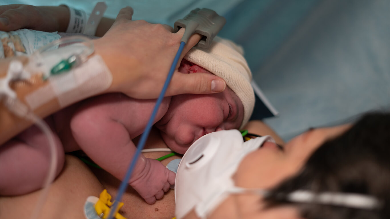 Une mère avec son bébé prématuré.