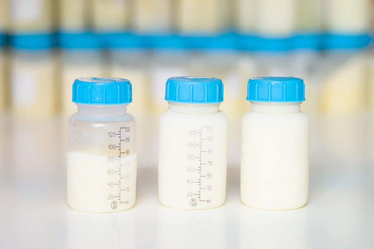 Récipients pour conserver et conserver le lait maternel.