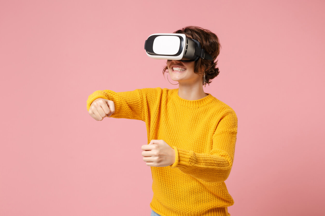 Chica jugando a videojuegos para hacer deporte.