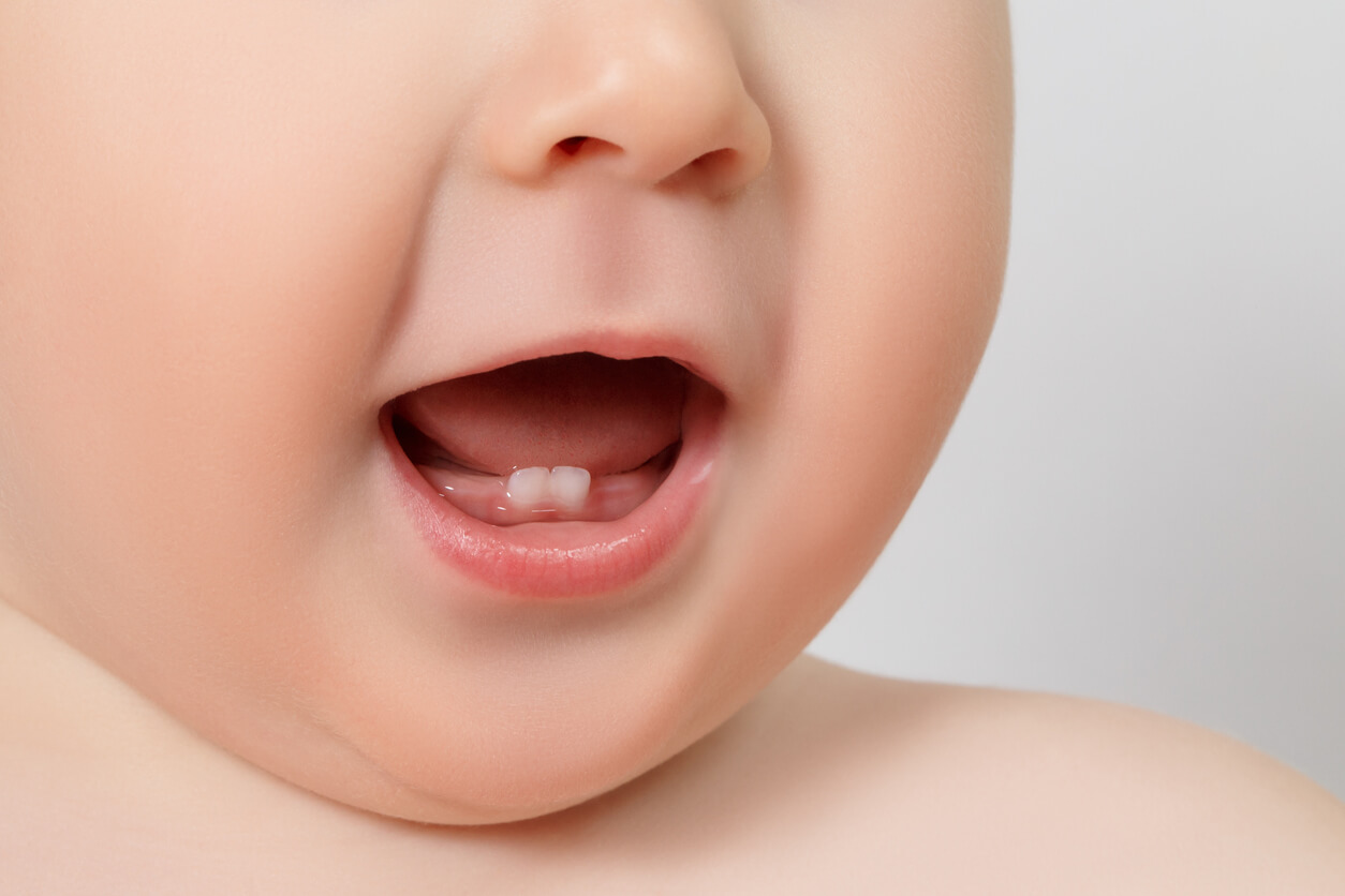 Dents de lait dans la bouche d'un bébé. 