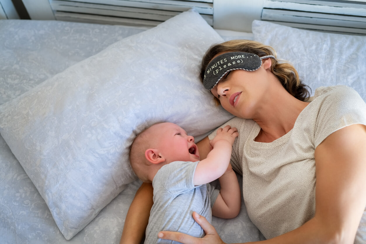 Madre cansada porque su bebé no duerme por las noches.