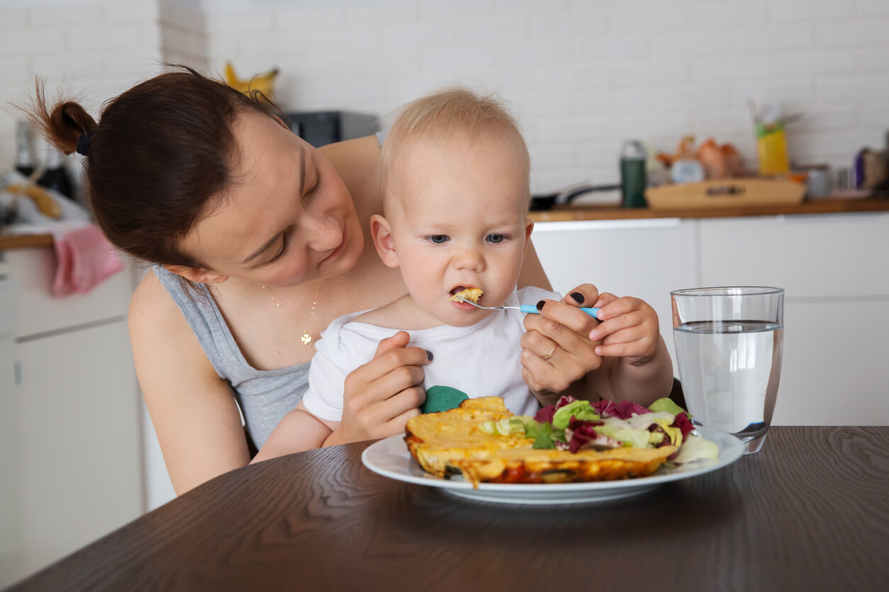 Mère qui nourrit son bébé de 12 mois.