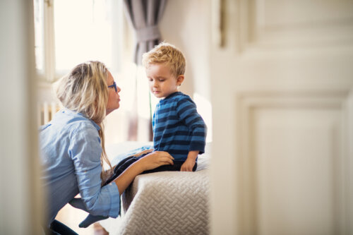 Madre siendo sobreprotectora, una de las cosas que nunca debes hacer por tus hijos.