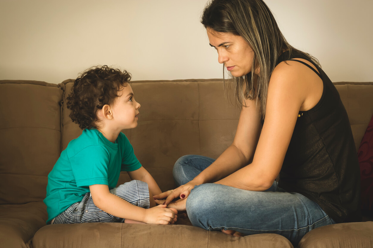 Mère parlant à son fils.