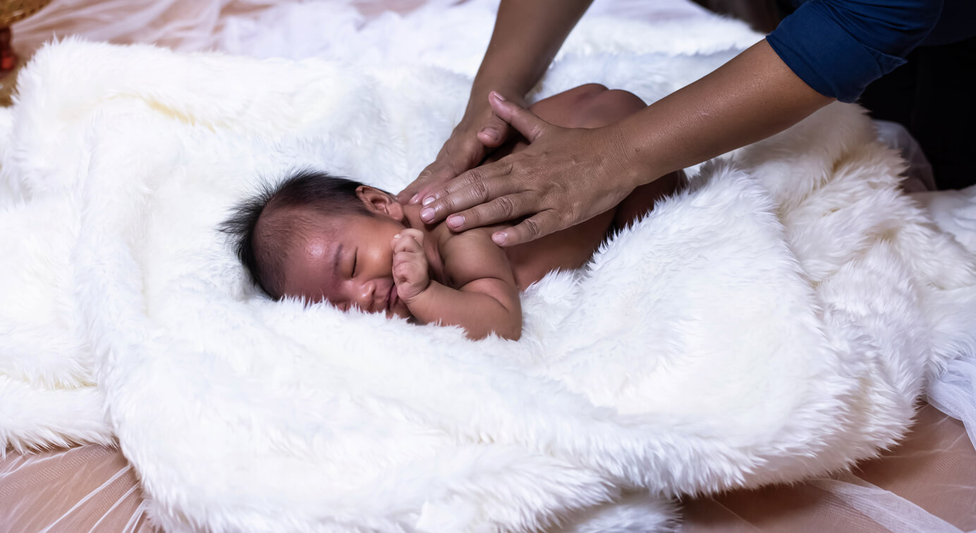 Un bébé qui se fait masser.