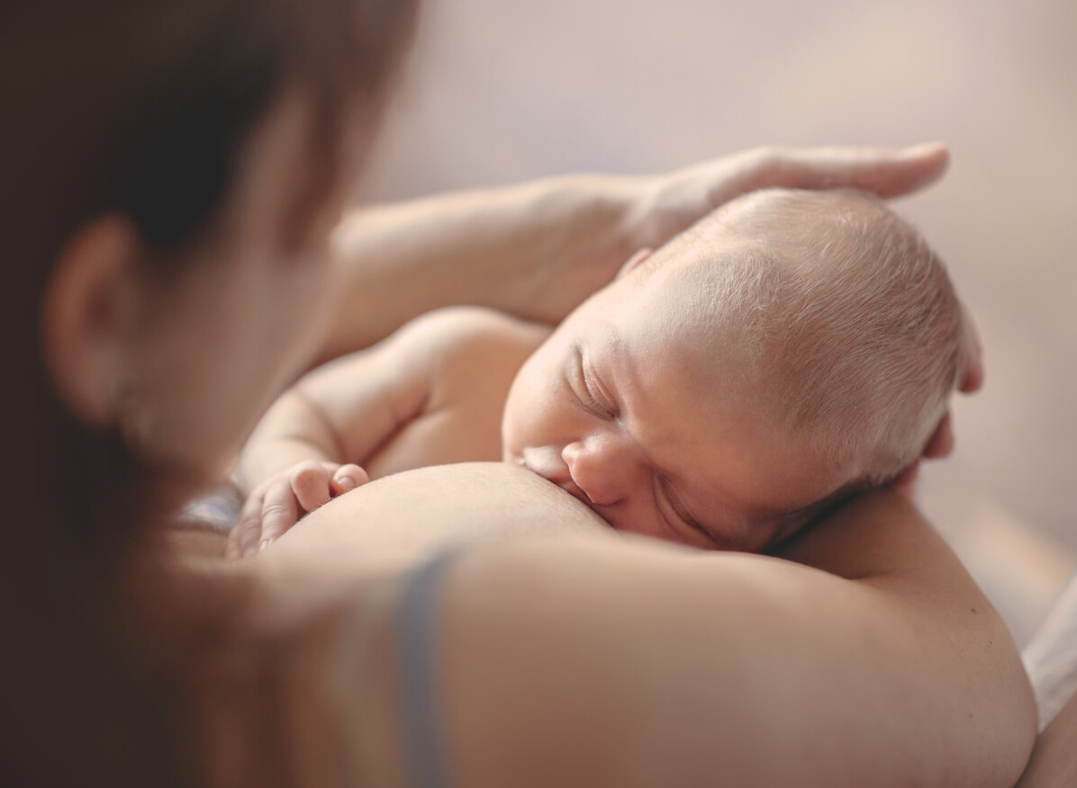 Maman allaite son bébé.