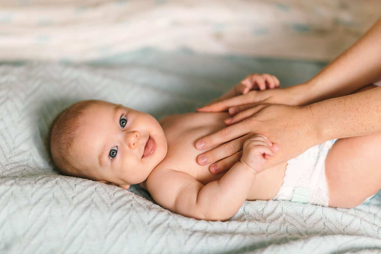 Beneficios psicológicos de los masajes para bebés