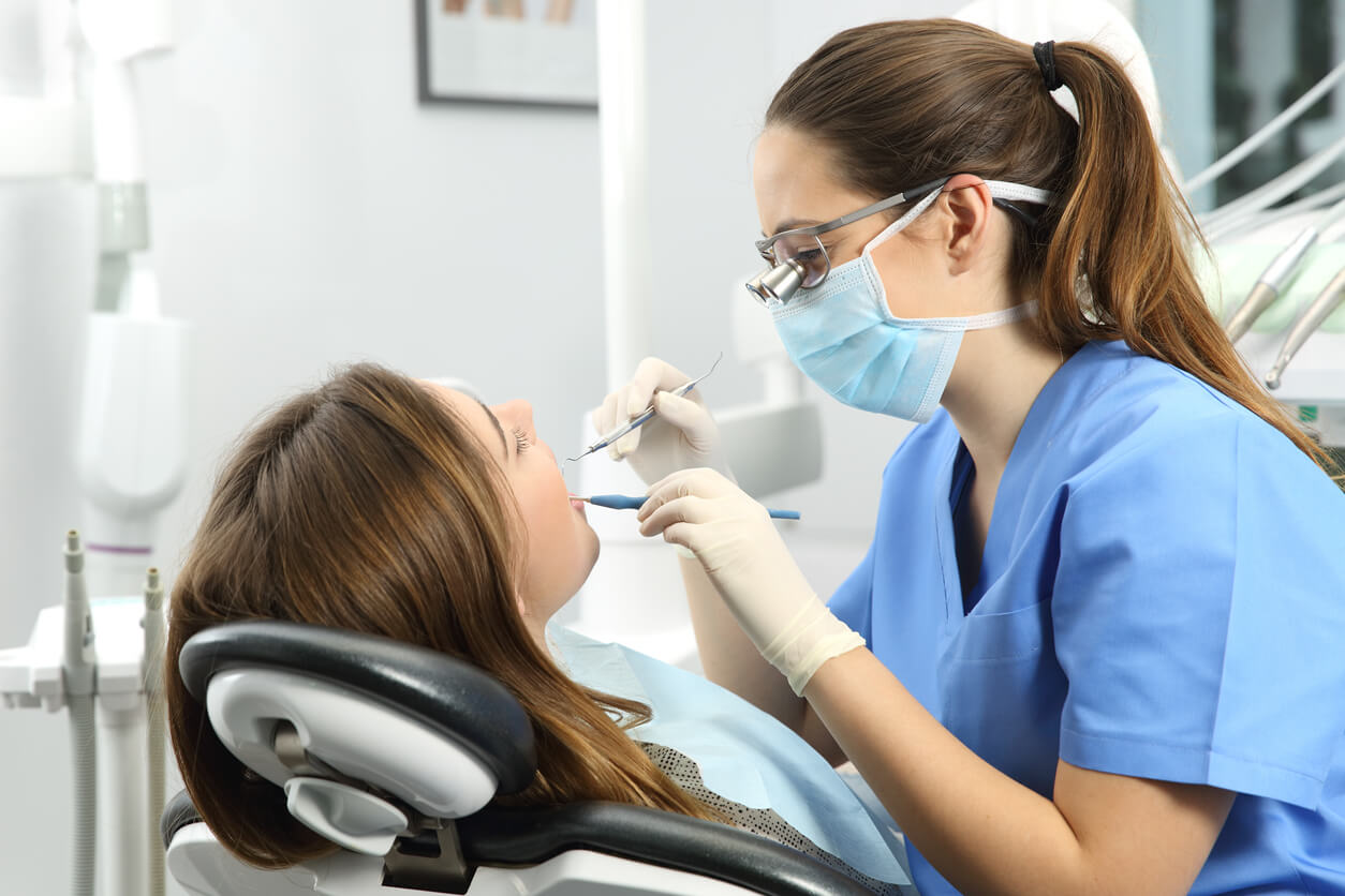 Mujer en el dentista durante el embarazo.