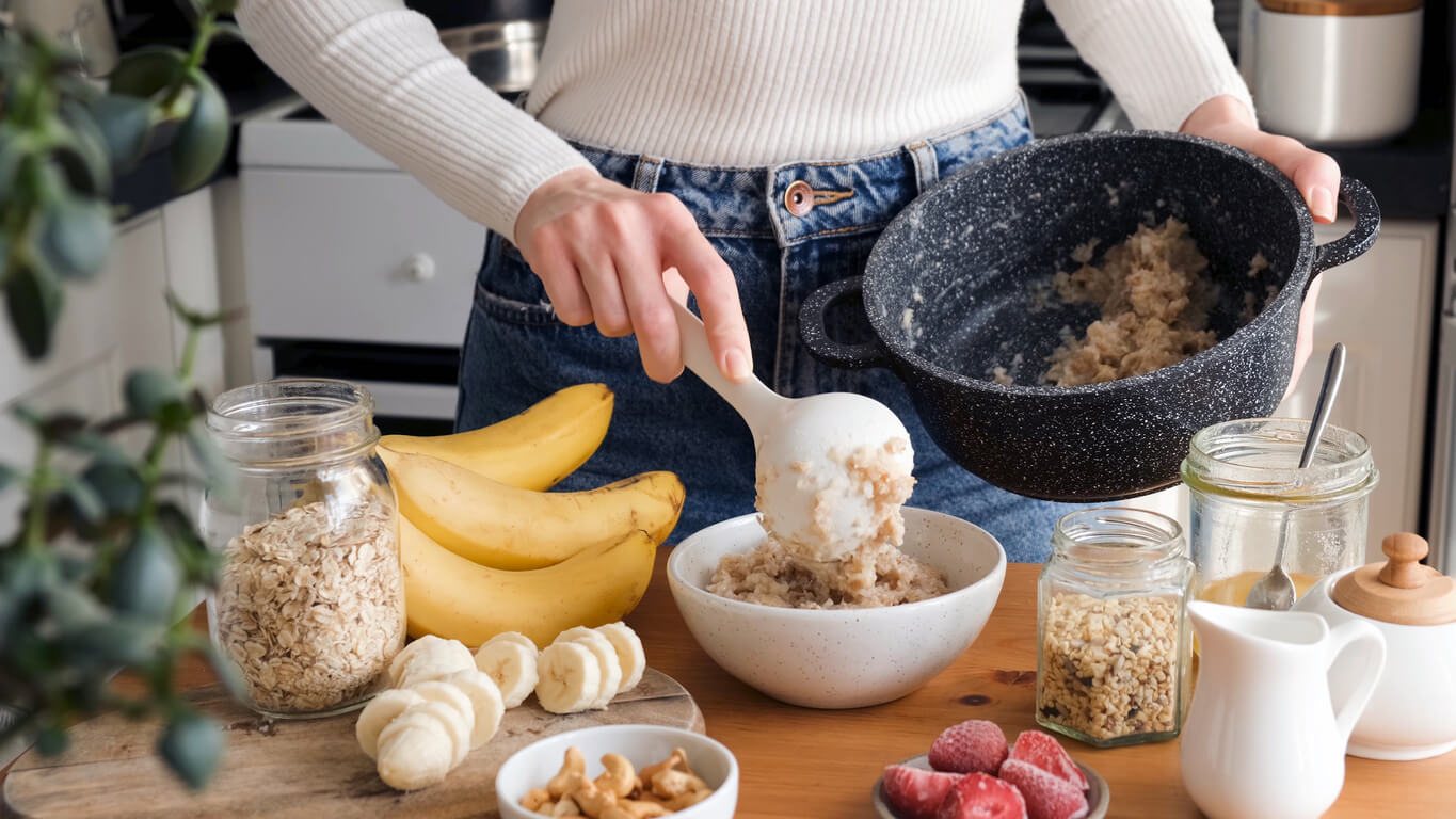 Une femme qui préparer une bouillie d'avoine.