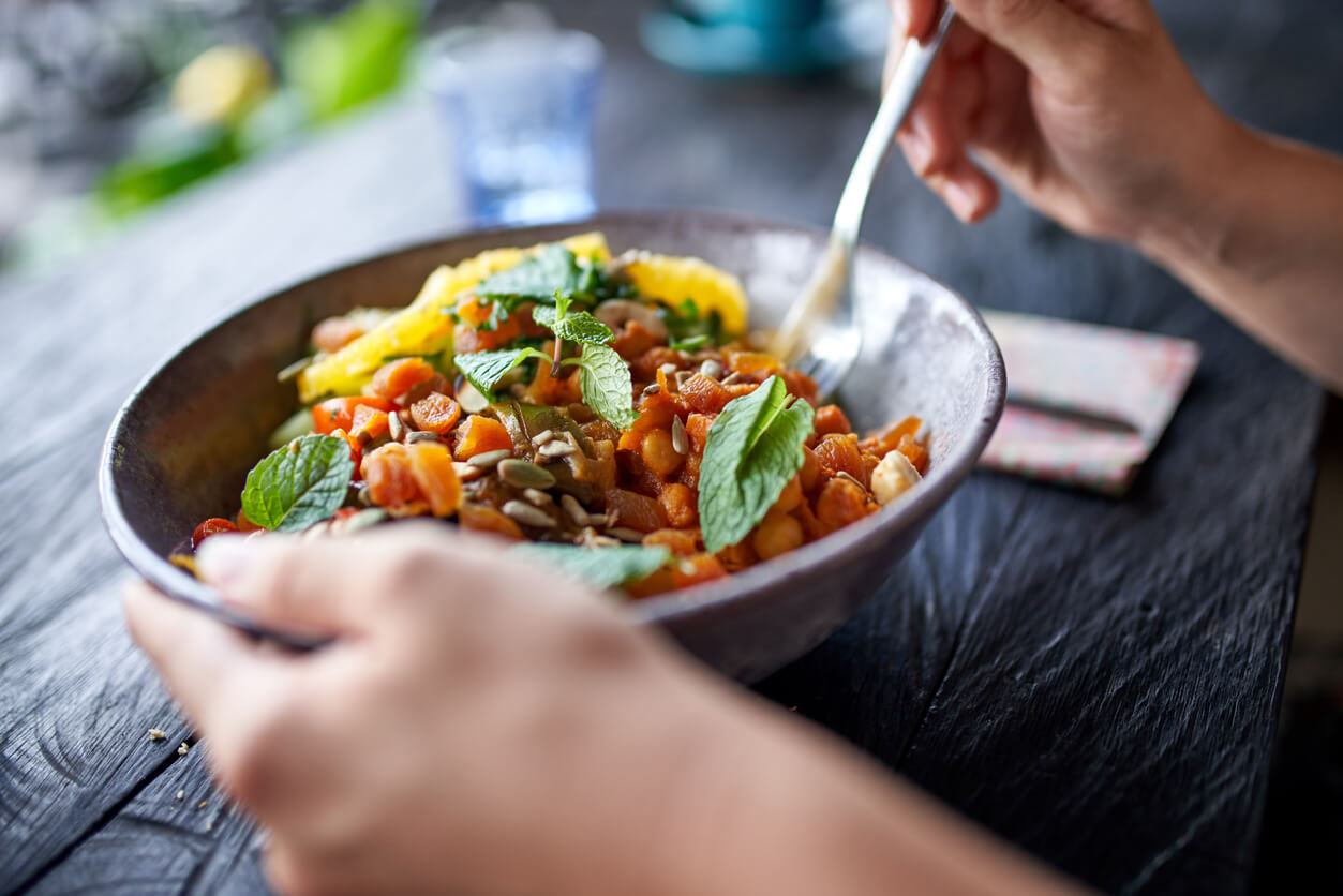 En kvinna som äter en kryddstark sallad.