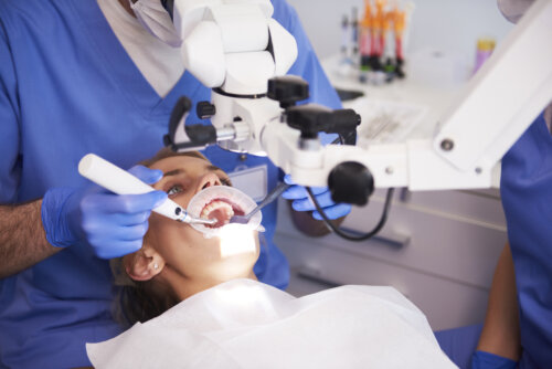 Mujer haciéndose una endodoncia en el embarazo.