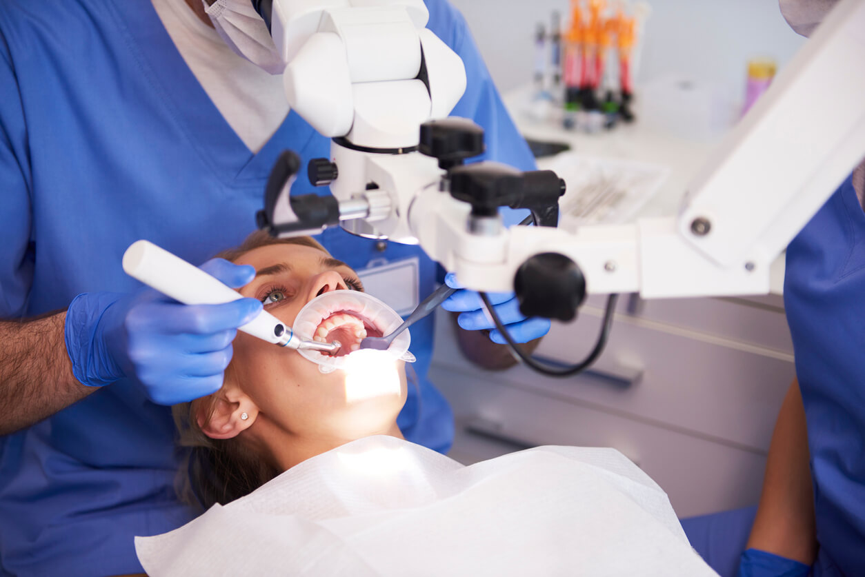 Mujer haciéndose una endodoncia en el embarazo.
