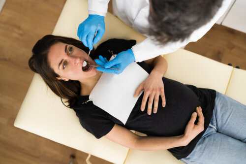 Mujer embarazada en el dentista.