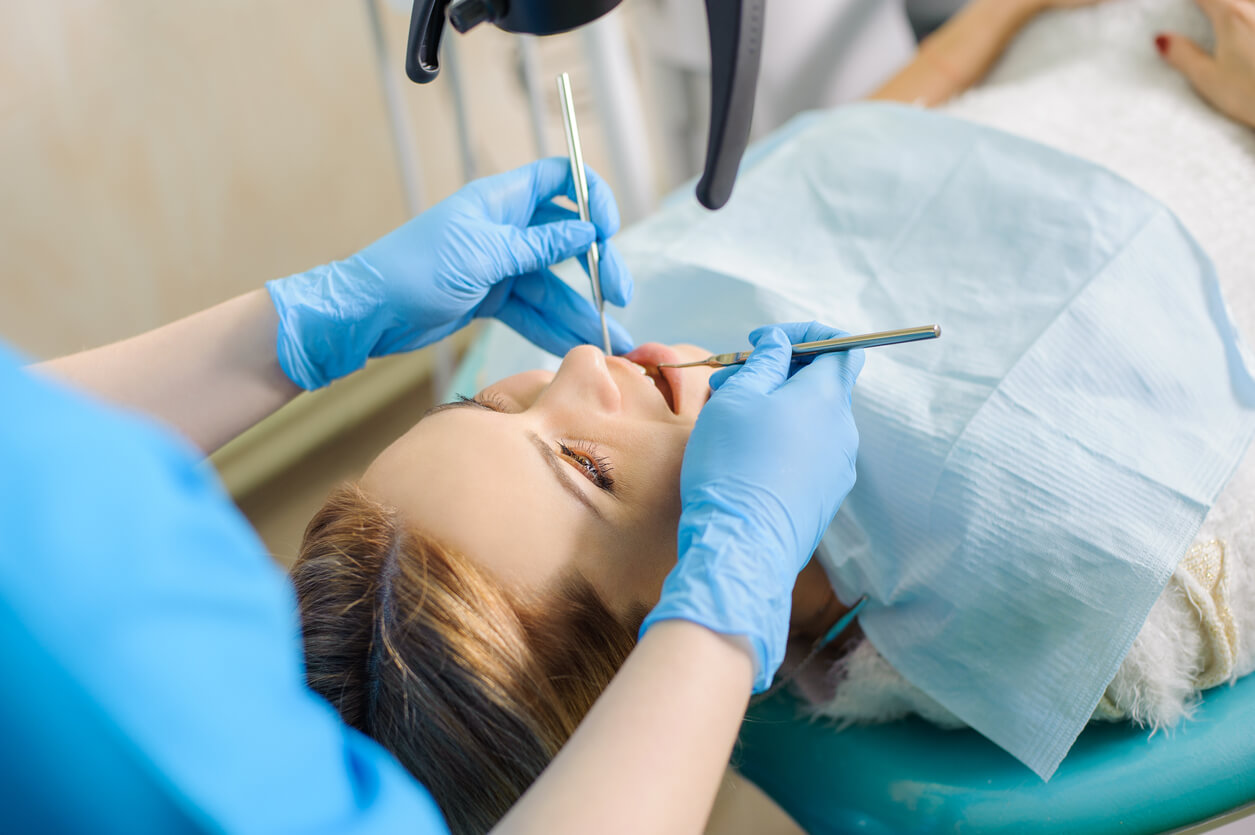 Mujer en el dentista haciéndose una endodoncia en el embarazo.