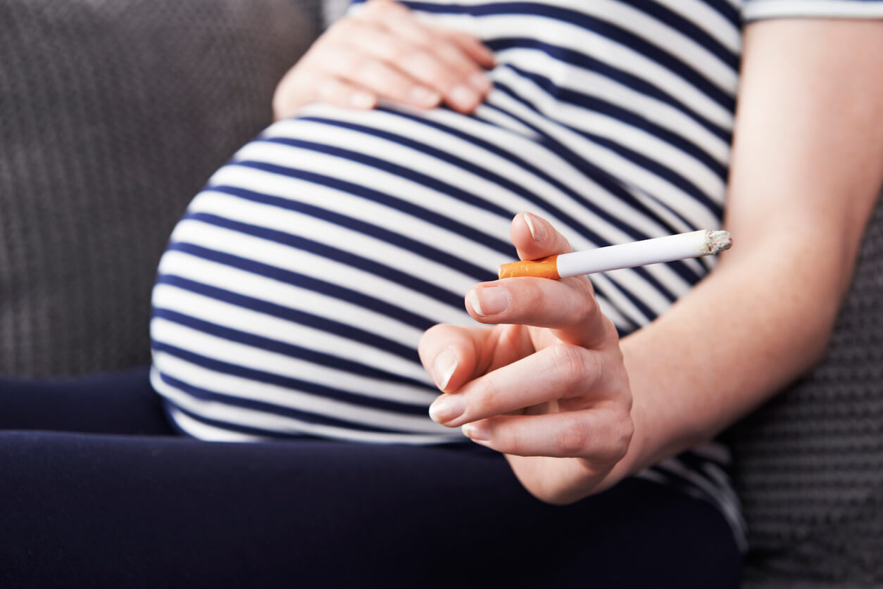 ¿Por qué es peligroso fumar durante el embarazo?
