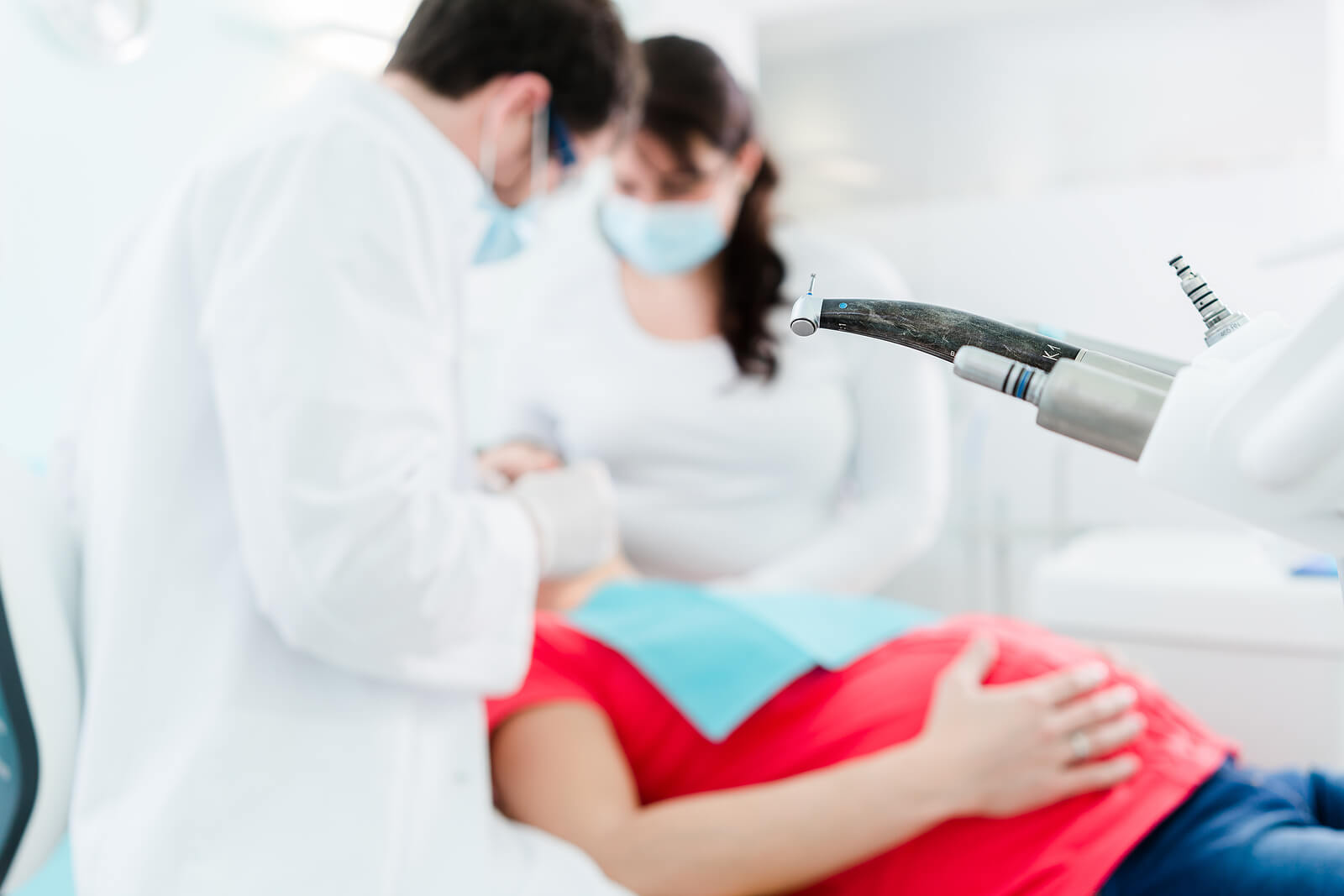 Mujer embarazada haciéndose una limpieza dental.