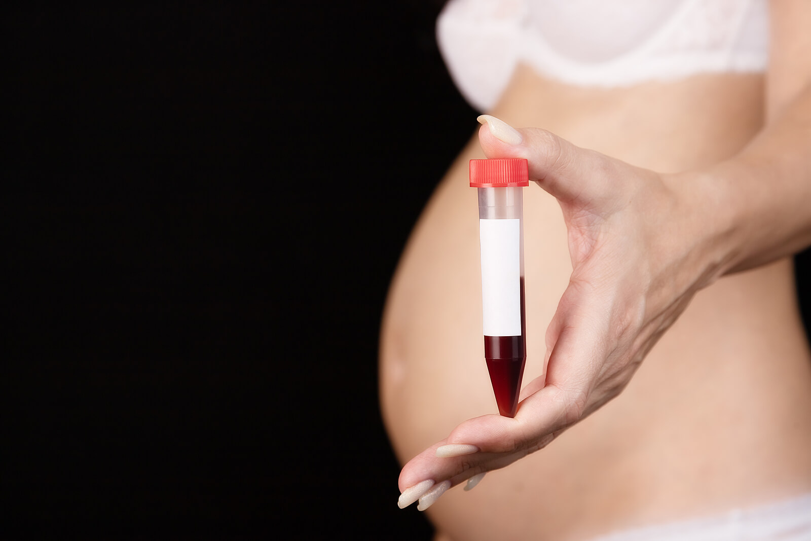 Een zwangere vrouw doet een bloedtest