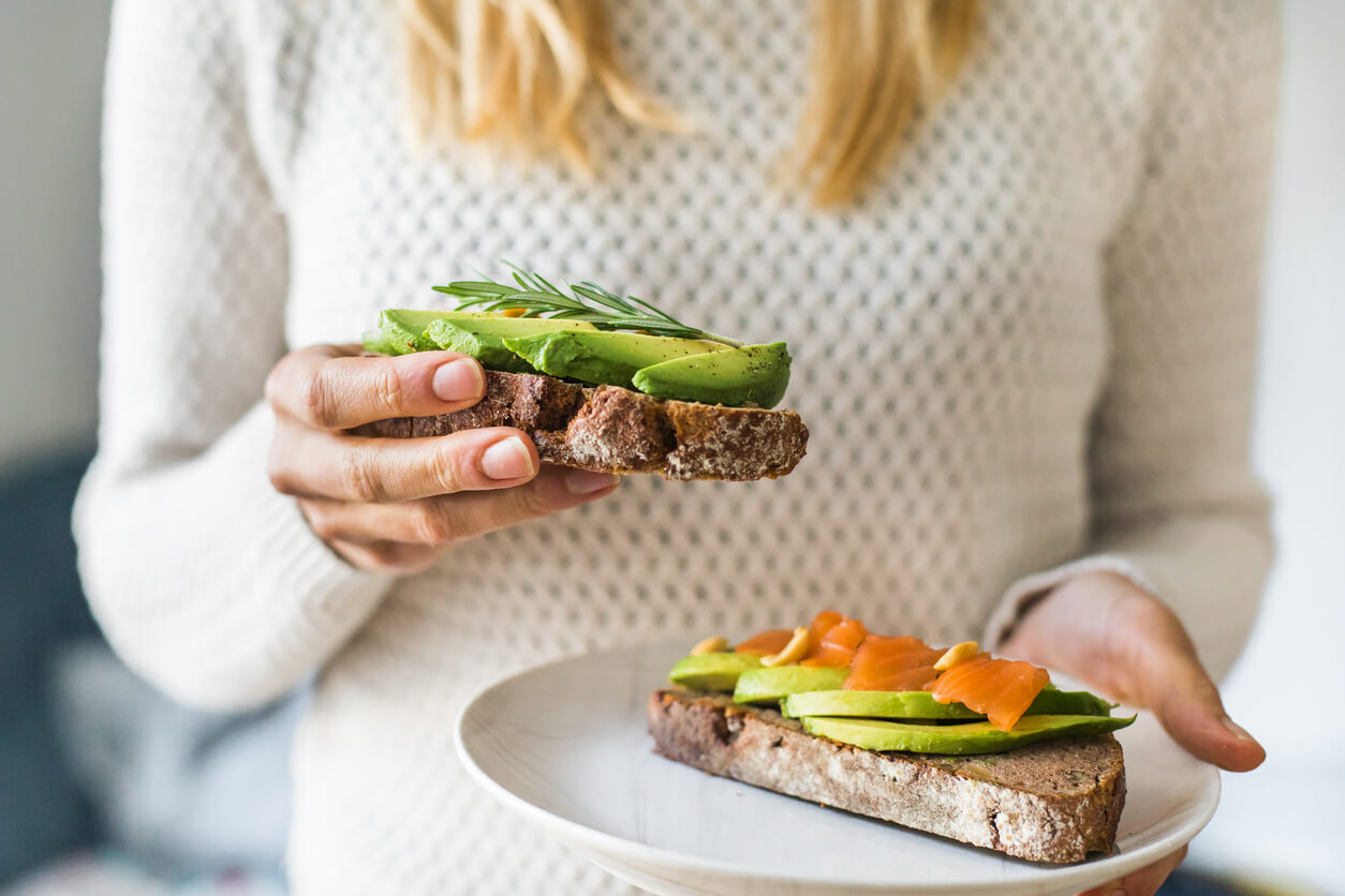 Tosta de aguacate y salmón para merendar durante el primer trimestre del embarazo.