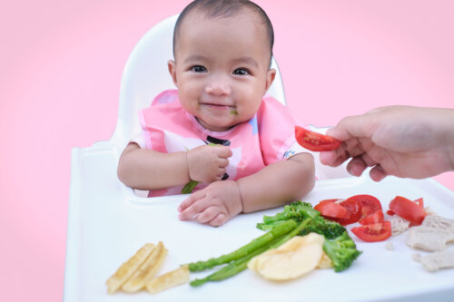 Muchas madres tienen miedo de que su bebé se atragante con la alimentación complementaria.