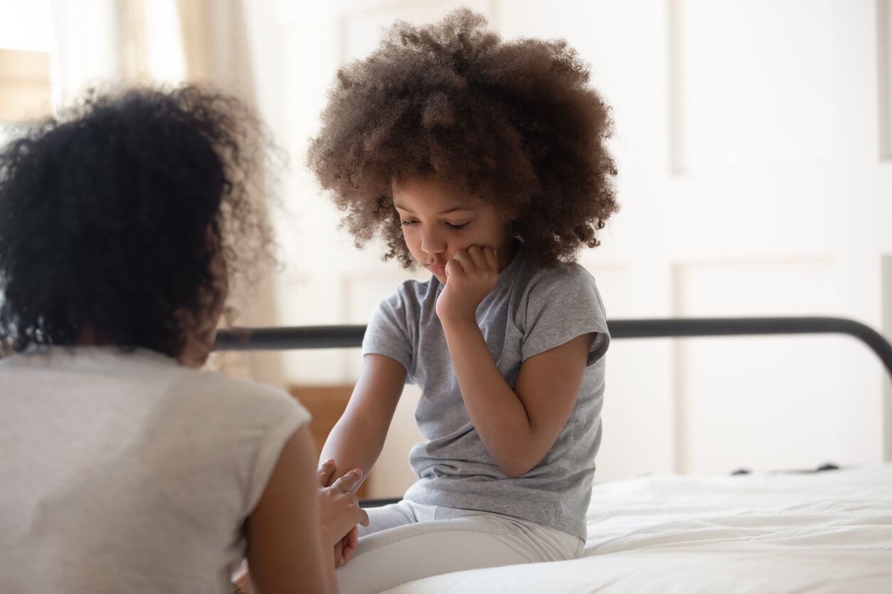 Fille stressée car elle ne sait toujours pas que les enfants doivent profiter, pas concourir.