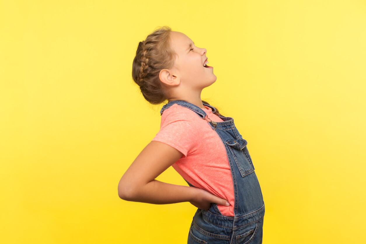 Fille avec douleur dans les reins en raison de la rétention d'urine.