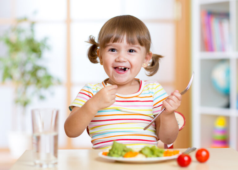 Cómo enseñar a los niños a comer bien