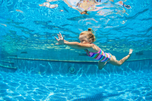 Niña practicando natación para cuidar la espalda.