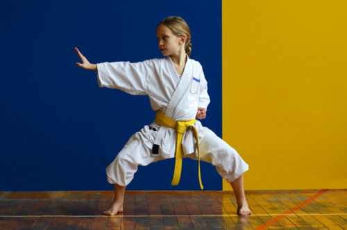 Niña practicando karate.